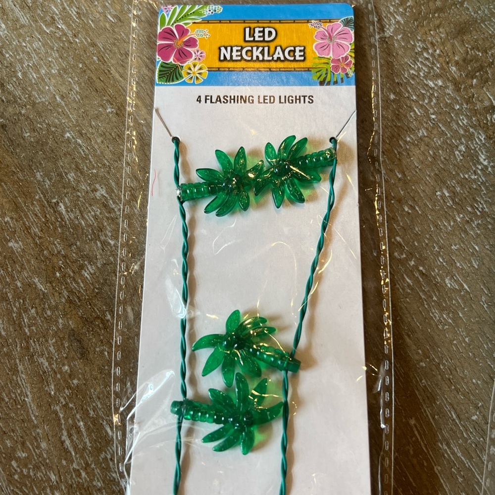 Palm Tree LED Flashing Necklace - Picture 3 of 5
